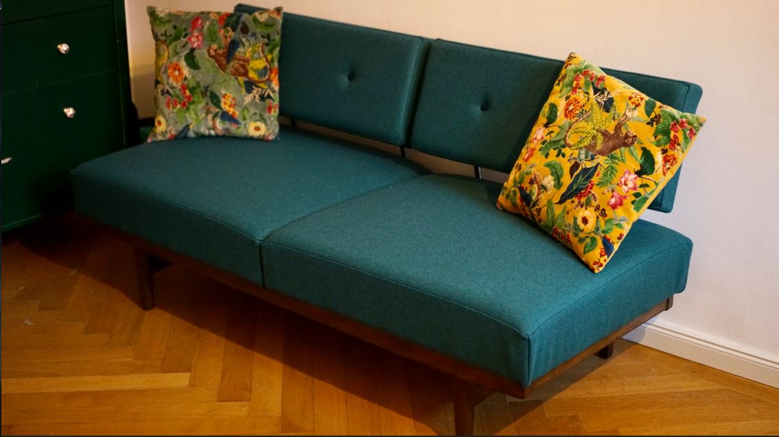 Grüne Couch mit Kissen - Sattlerei | Leatherworx München | Autosattler | München