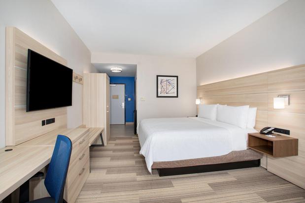 Images Holiday Inn Express & Suites Phoenix - Glendale Sports Dist, an IHG Hotel