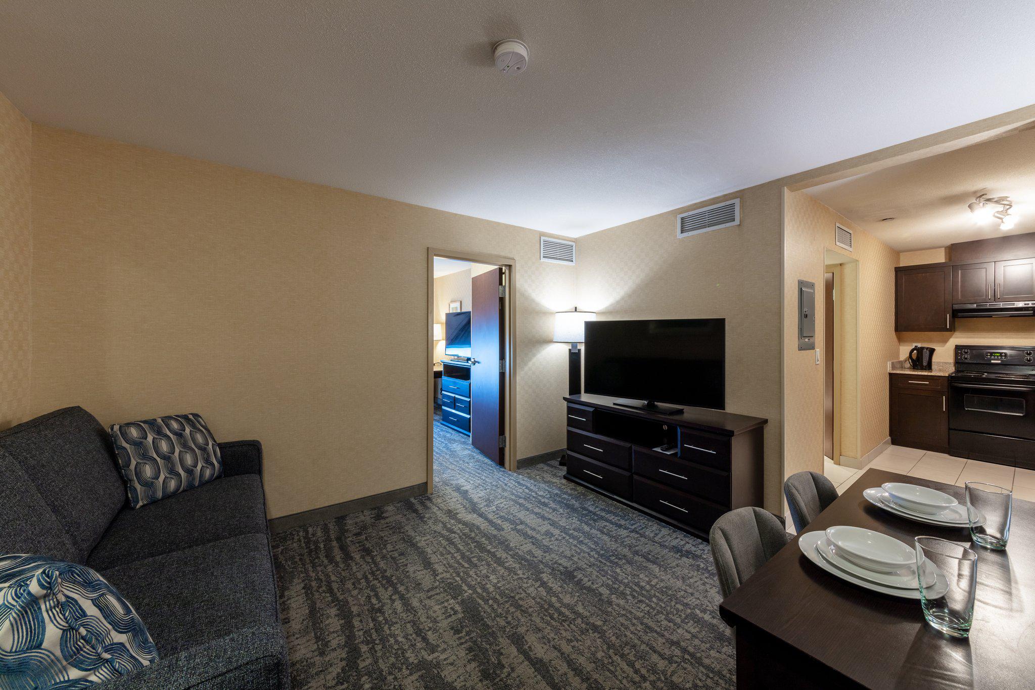 Images Holiday Inn Express & Suites Riverport Richmond, an IHG Hotel