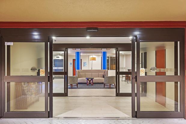 Images Holiday Inn Express & Suites Houston - Memorial Park Area by IHG