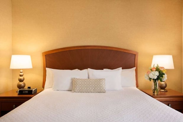 Images Embassy Suites by Hilton Greensboro Airport