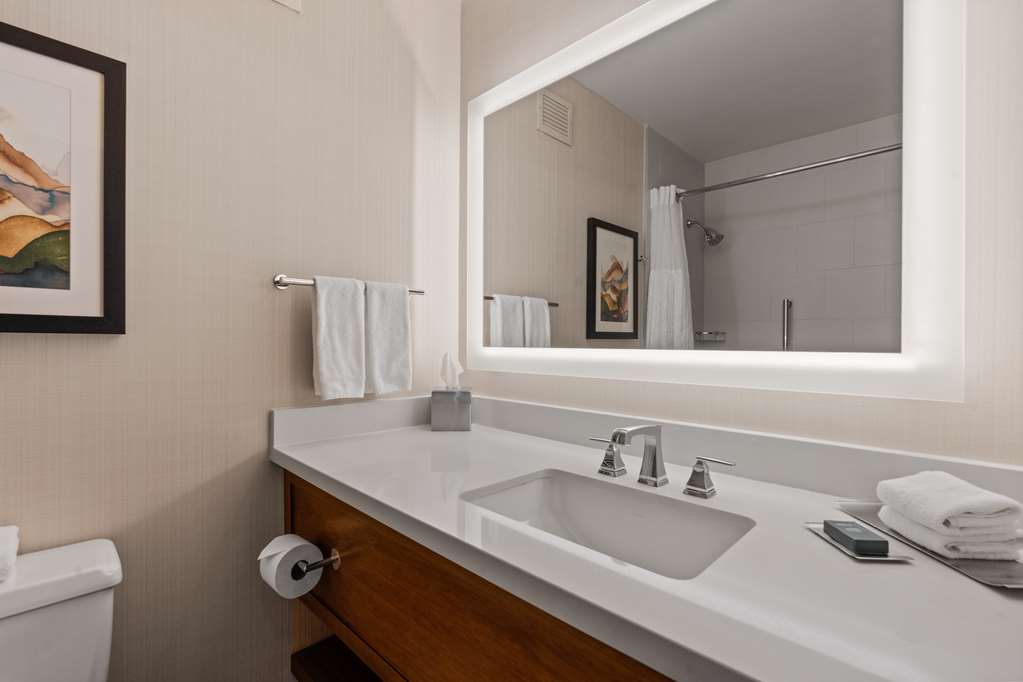 Guest room bath