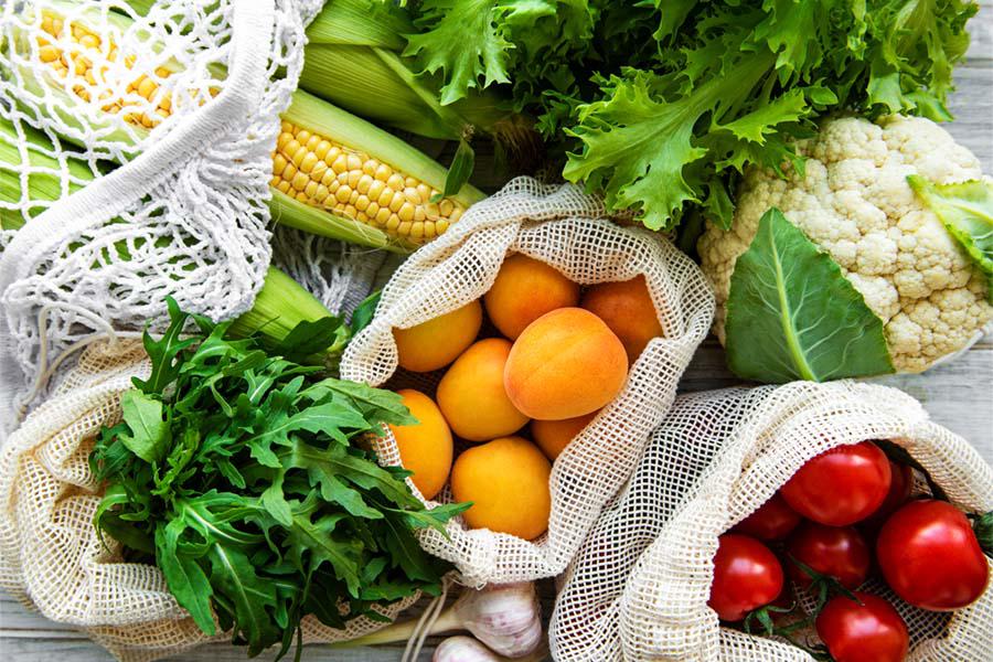 OBST UND GEMÜSE
Frisches Obst und Gemüse darf auf dem heimischen Tisch nicht fehlen. Dafür sorgen wir. Denn wir bieten Früchte und Gemüse jeden Tag frisch an. Bei uns finden Sie, was das Herz begehrt über herkömmliche Obst- und Gemüsesorten über frische Kräuter bis hin zu Exoten – auch in Bioqualität.