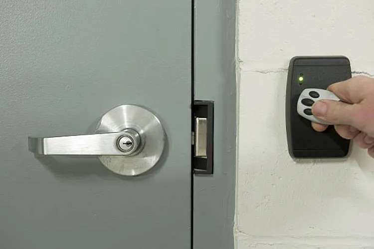 This image showcases our commercial locksmith services focused on lock replacement provided by AAA&B Locksmith LLC. We are dedicated to enhancing business security with reliable lock solutions.