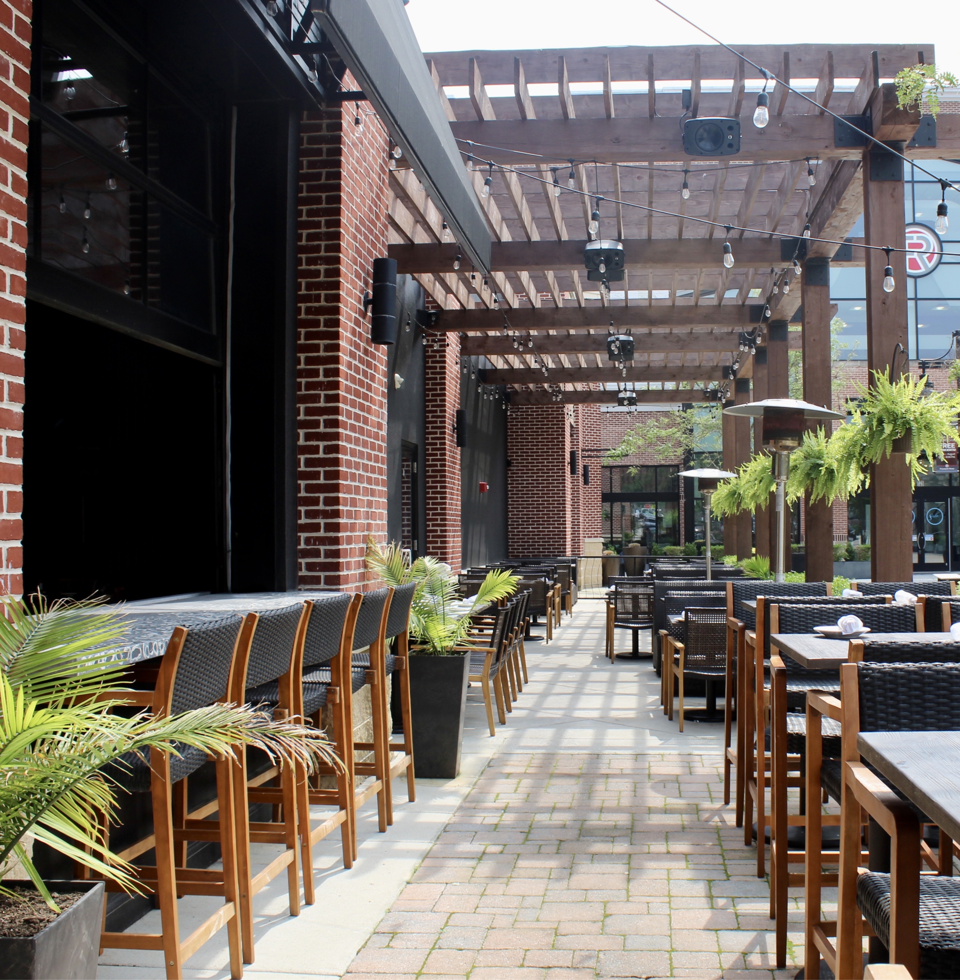 Mama's On The Half Shell Owings Mills outdoor dining area 