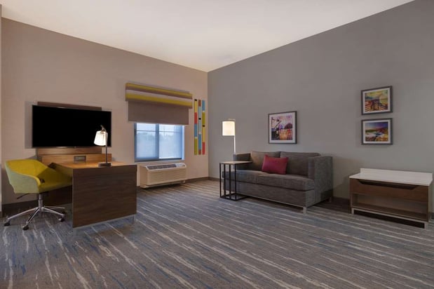 Images Hampton Inn & Suites Marina