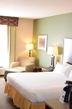 Images Holiday Inn Express & Suites Pratt, an IHG Hotel