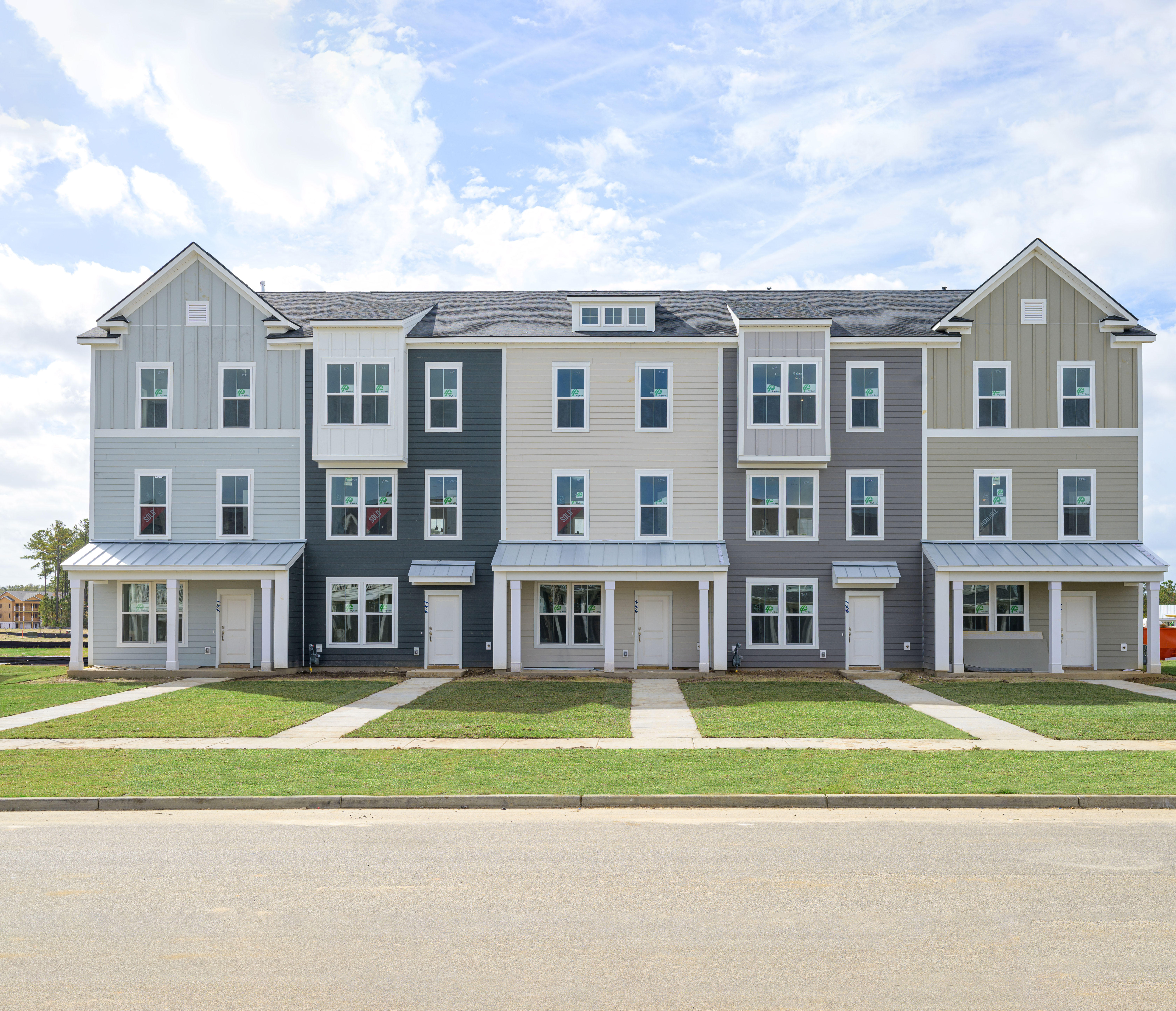 Five townhomes in DRB Homes Recess Pointe community