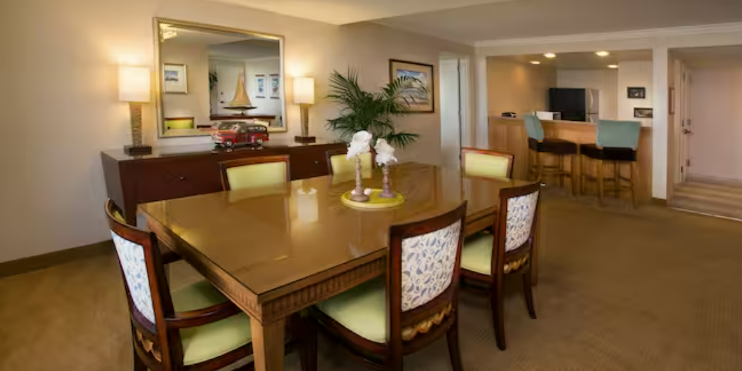Disney's Paradise Pier Hotel Huntington Signature Suites 1-2 Bedroom Dining Area