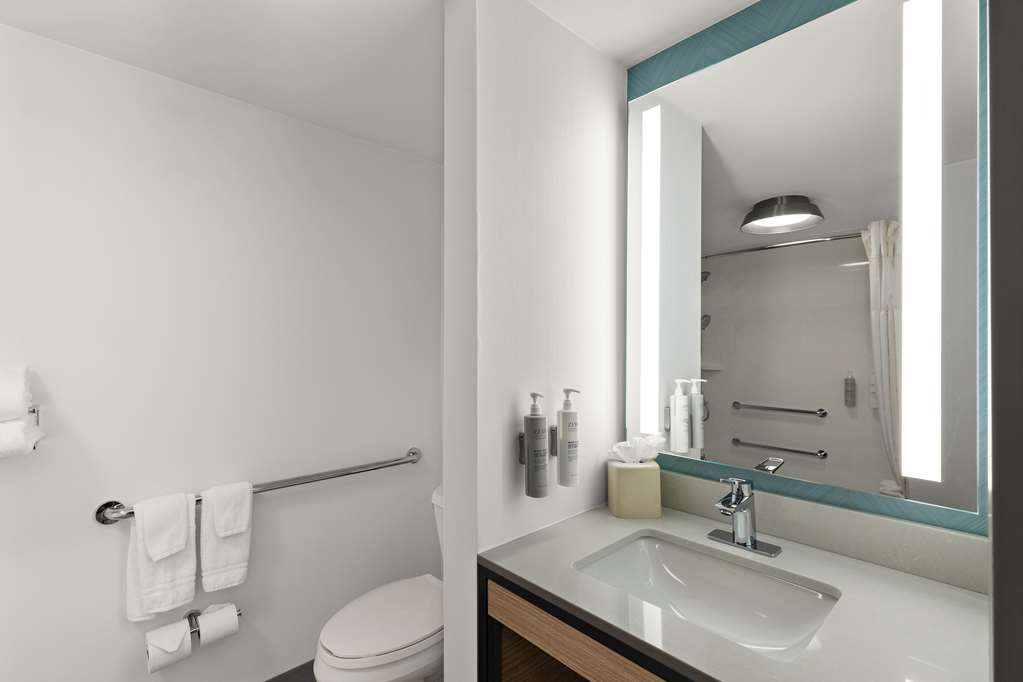 Guest room bath