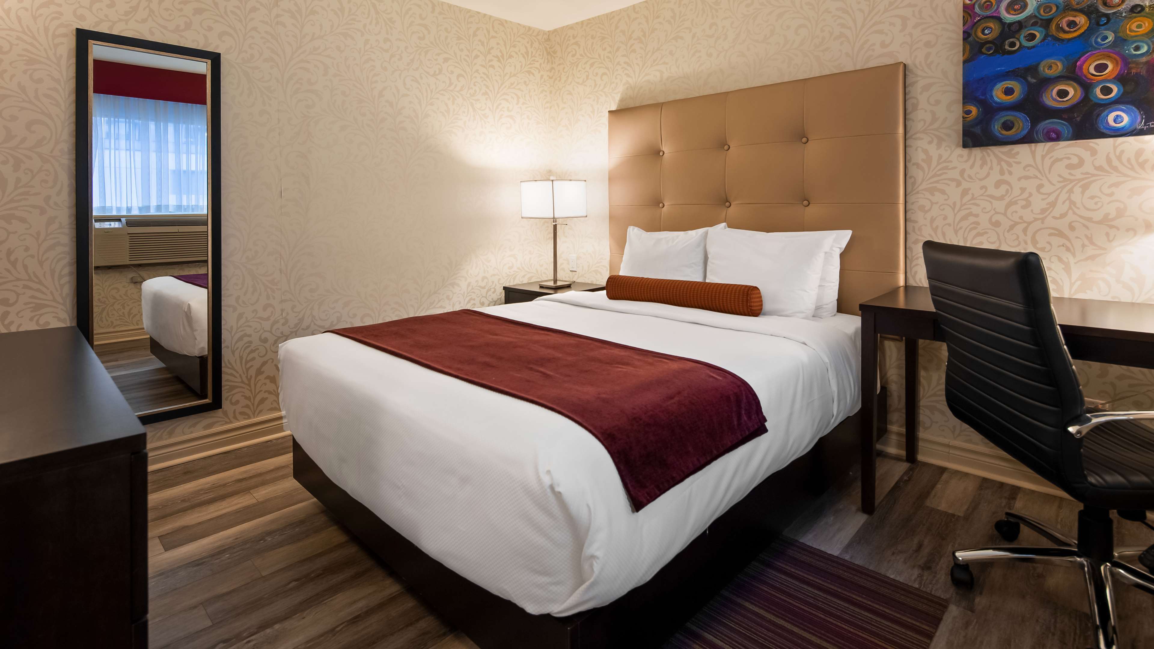 Queen Guest room Best Western Plus Montreal Downtown-Hotel Europa Montreal (514)866-6492