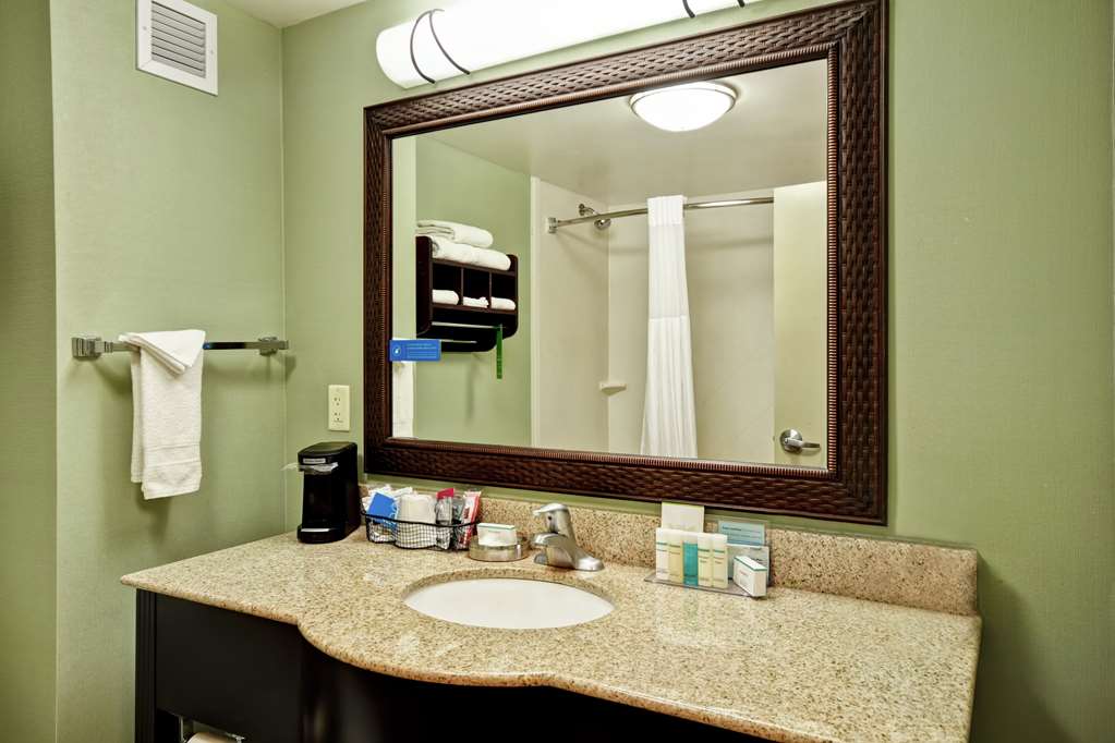 Guest room bath
