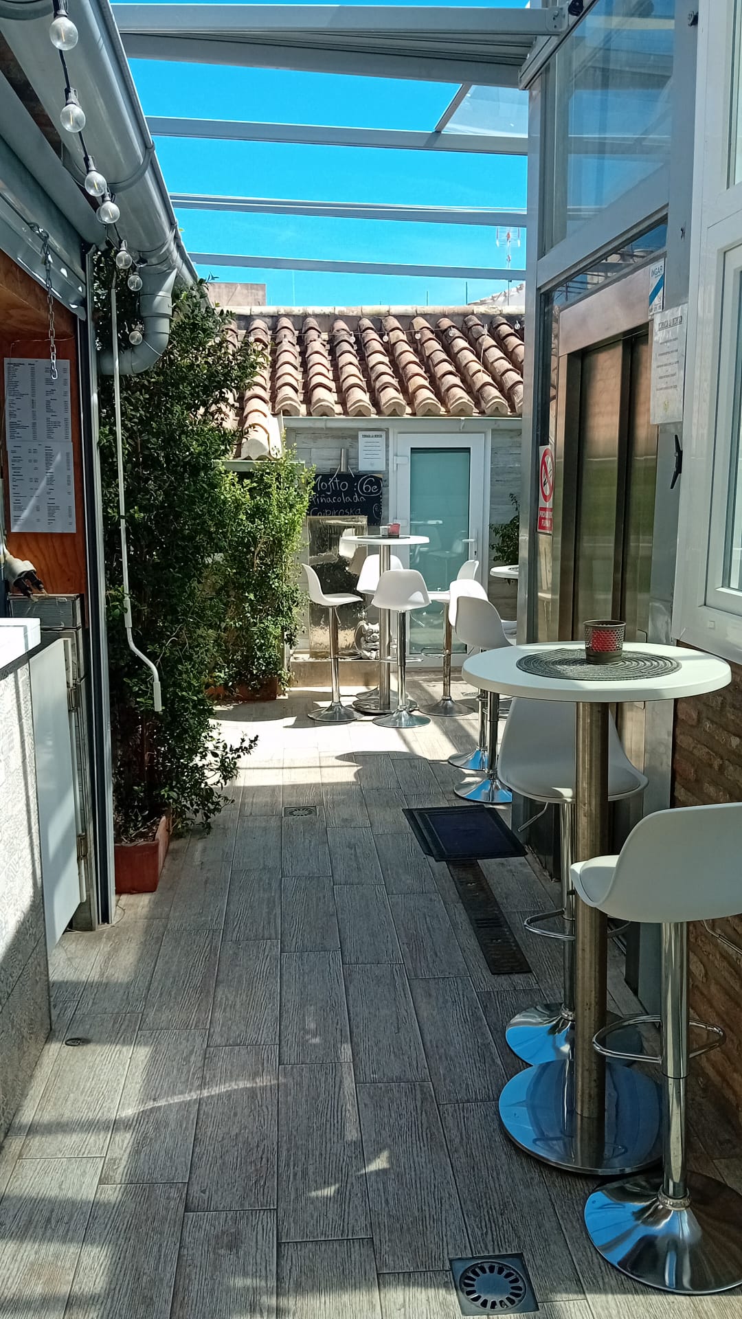 Images Terraza la Merced Karaoke Bar