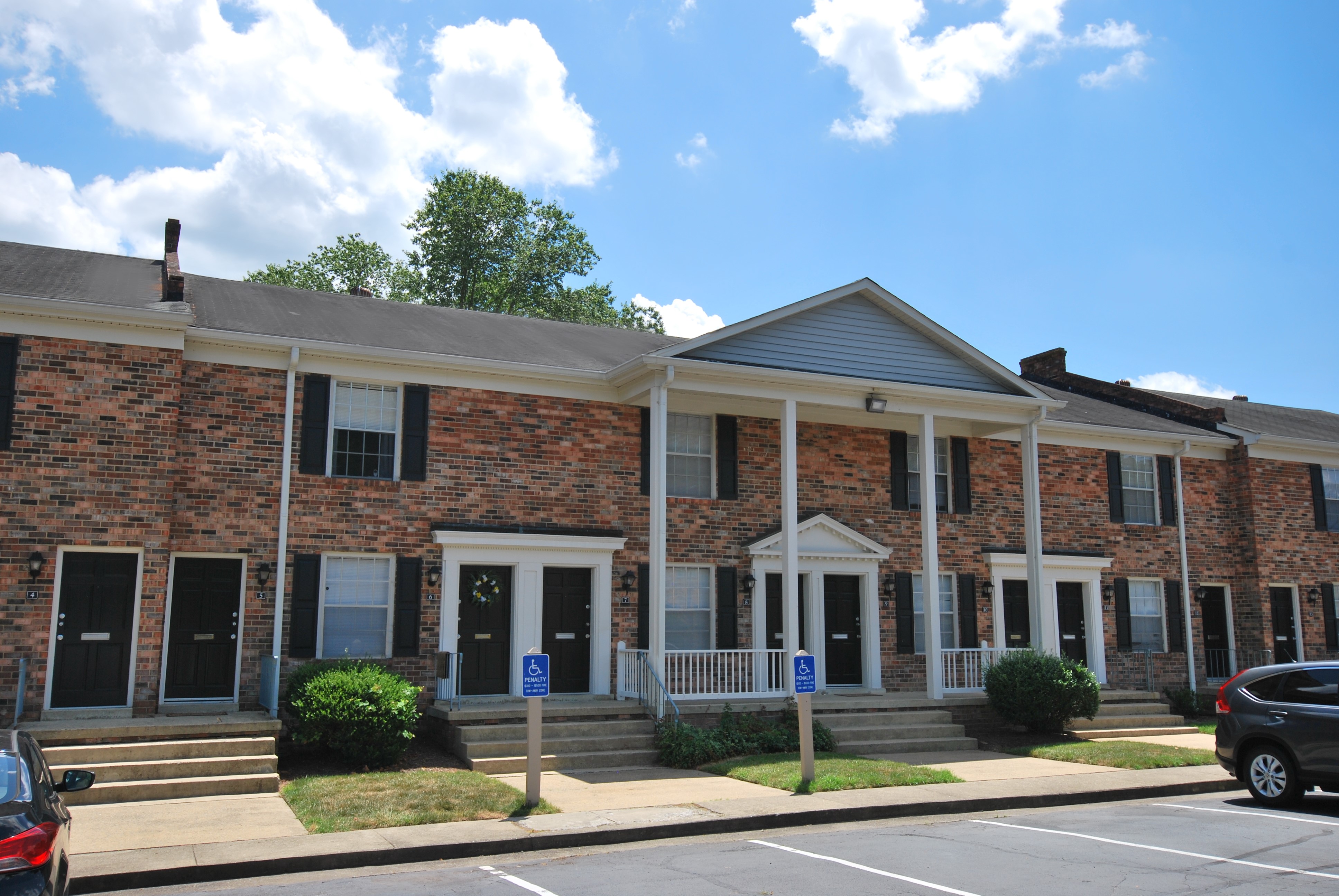 Foxchase/Brandywine Apartments Photo