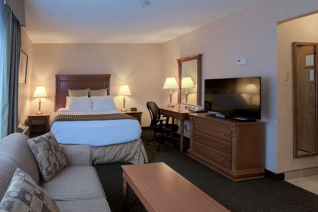1 Queen Bed with Kitchenette and River View Best Western Plus Otonabee Inn Peterborough (705)742-3454