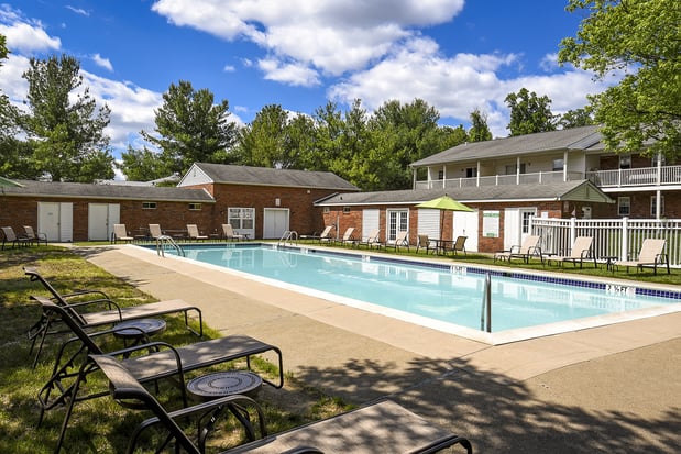 Images Country Manor Apartments