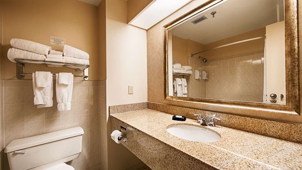 Guest Bathroom Best Western Plus Cairn Croft Hotel Niagara Falls (905)356-1161