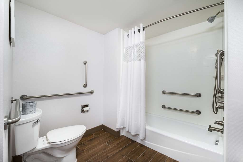 Guest room bath