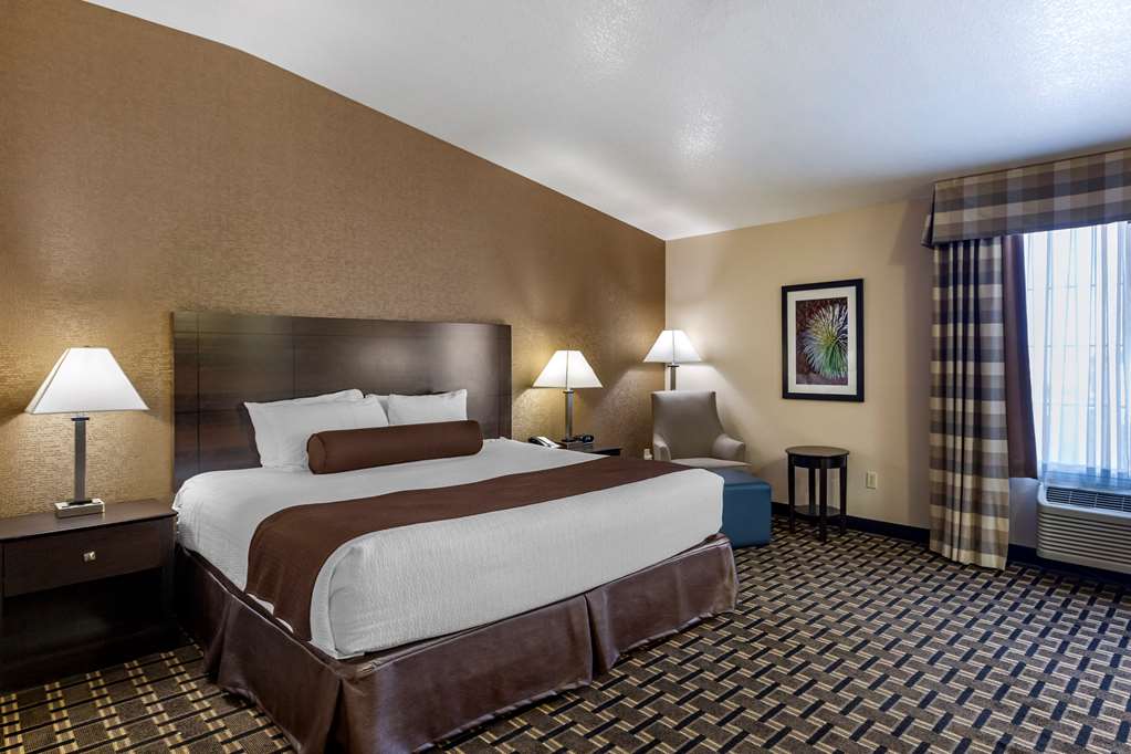1 King Bed Whirlpool