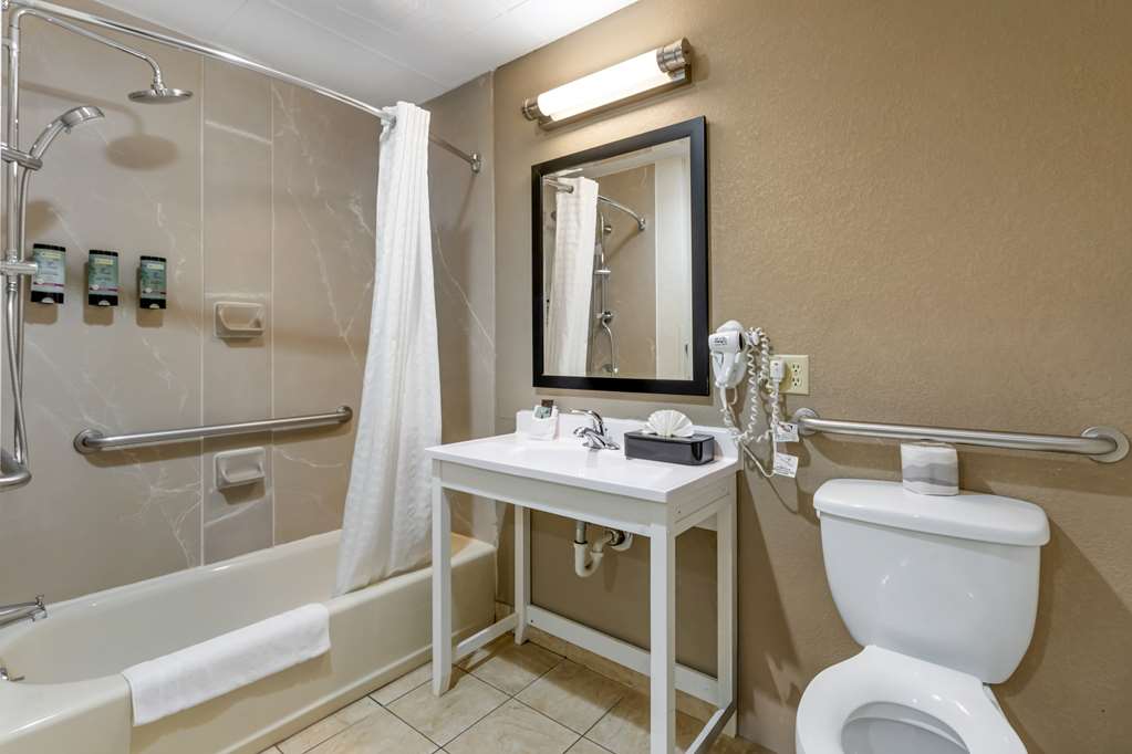 Accessible 2 Queen Bathroom 
