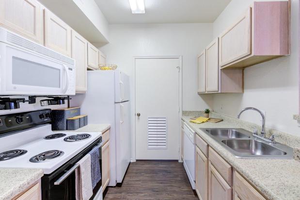 Images River Walk Apartment Homes
