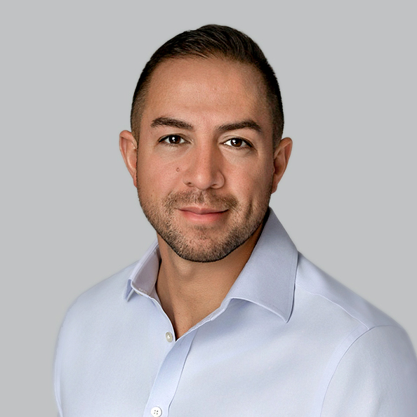 Headshot of Carlos Gomez, a wealth advisor at Chase