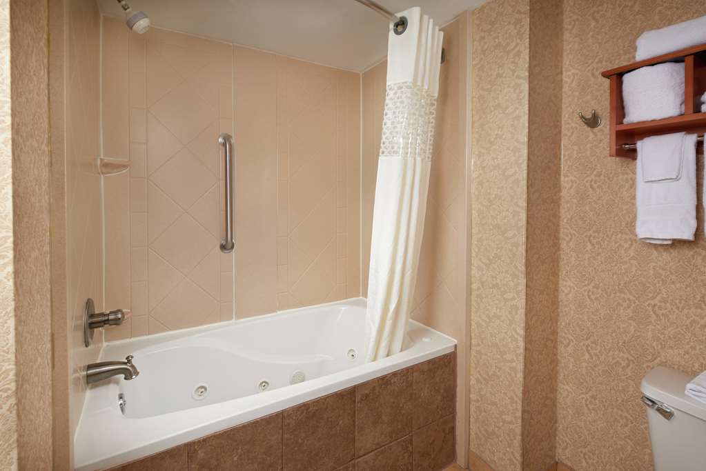 Guest room bath