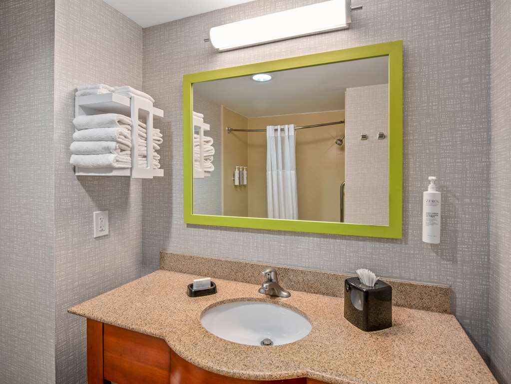 Guest room bath