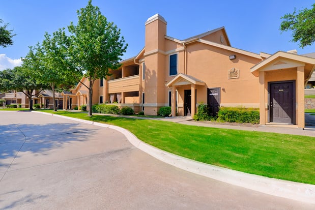 Images Winsted at Valley Ranch Apartments