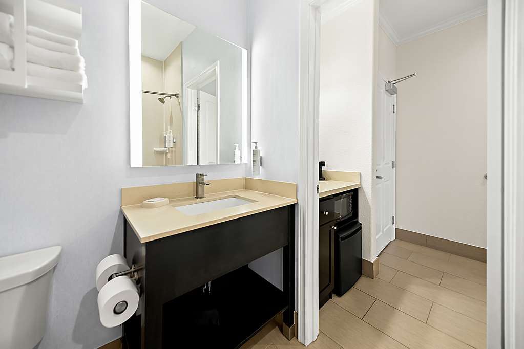 Guest room bath