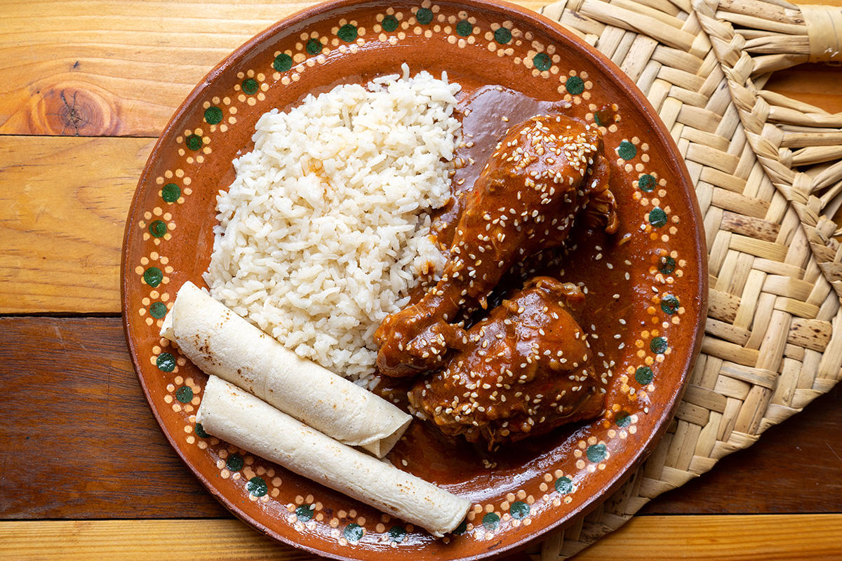 Liliana's Catering - Mole con ajonjoli