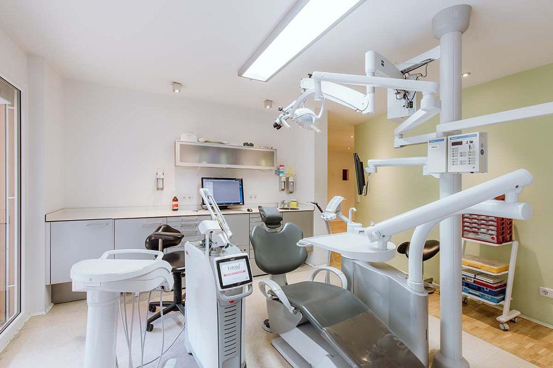 Behandlungsraum der Zahnarztpraxis von Dr. Seitner in Singen