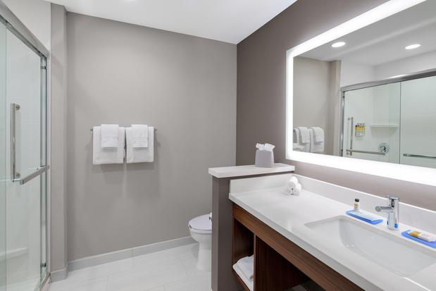 Images Holiday Inn Express & Suites Lubbock Central - Univ Area by IHG