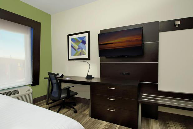 Images Holiday Inn Express & Suites Brookshire - Katy Freeway, an IHG Hotel