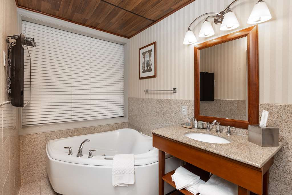 Guest room bath