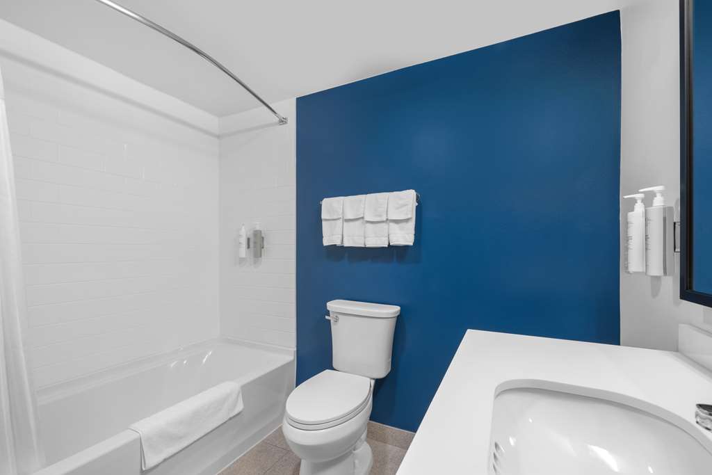 Guest room bath