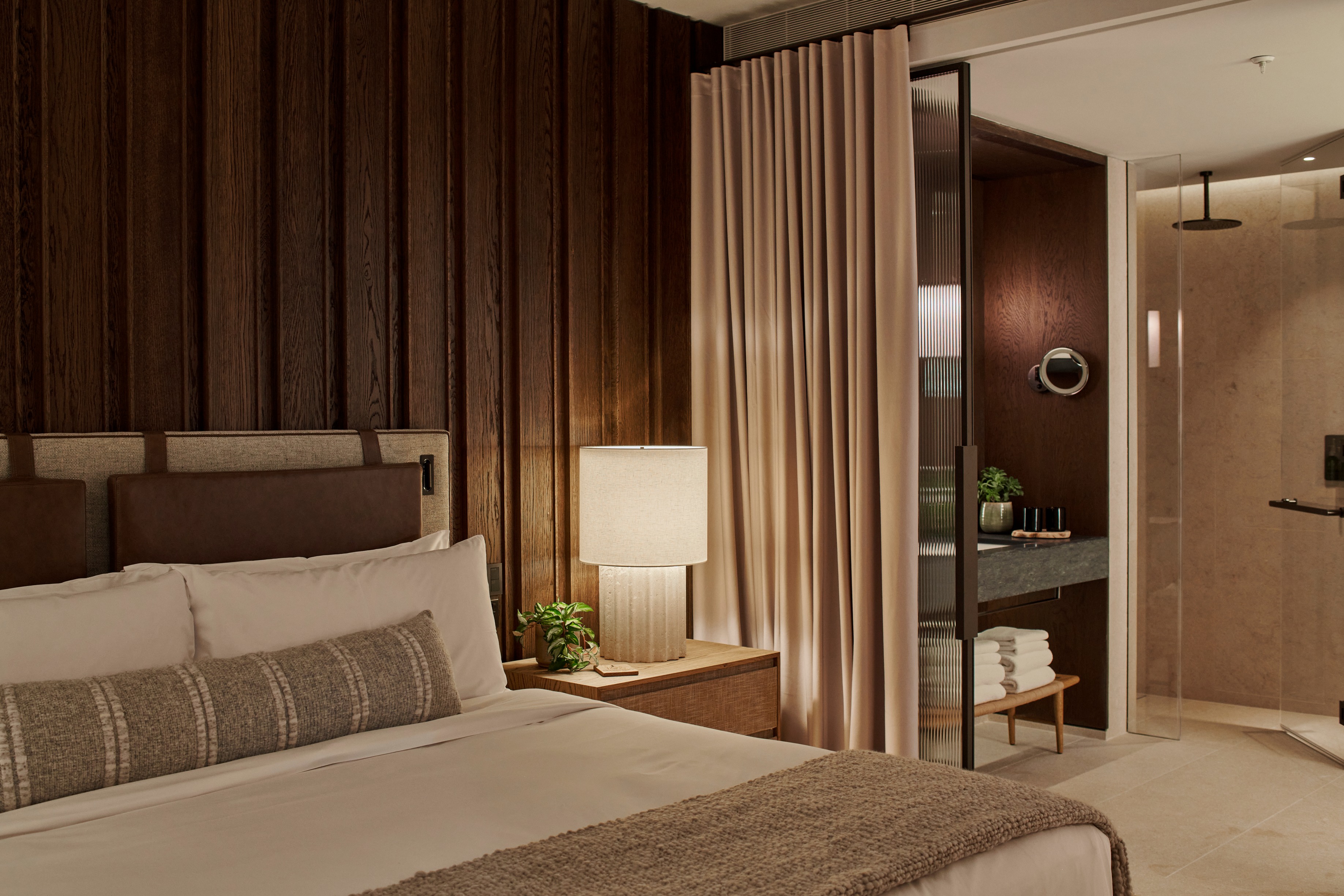 Garden Terrace Suite Emperor Bed