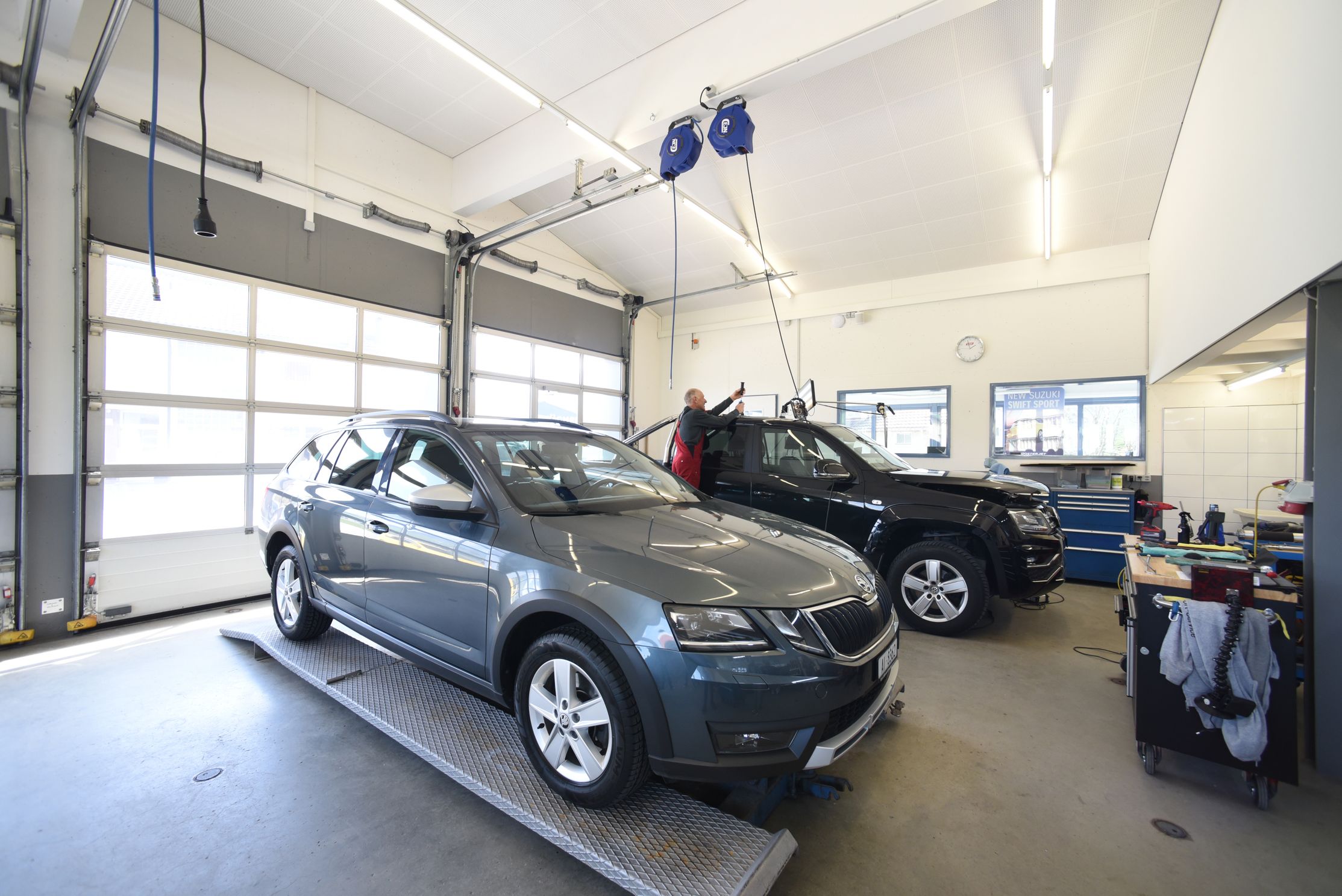 Bilder Cadosch Autospenglerei und Spritzwerk AG