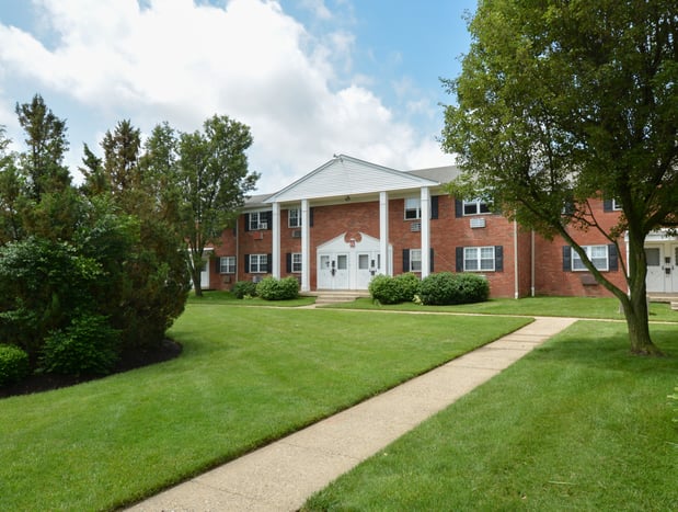 Images Country Manor Apartments