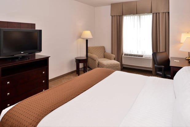 Images Holiday Inn Madison at the American Center by IHG