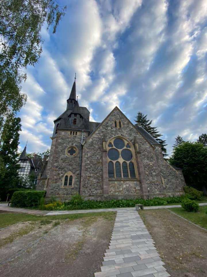 Die Heilandskirche wurde im Jahre 1902 von den damals gerade einmal 261 Protestanten in Ober- und Niederwalluf in nur sechs Monaten erbaut.