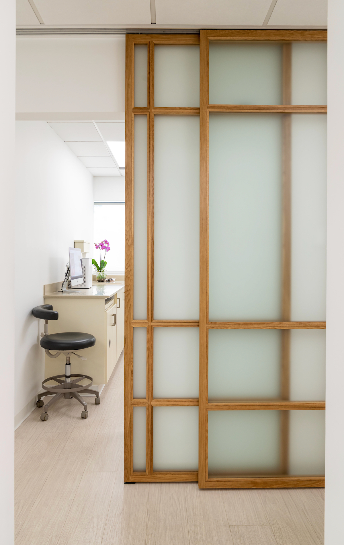 Established in 1995, Perry Endodontics has been at the forefront of providing exceptional endodontic 