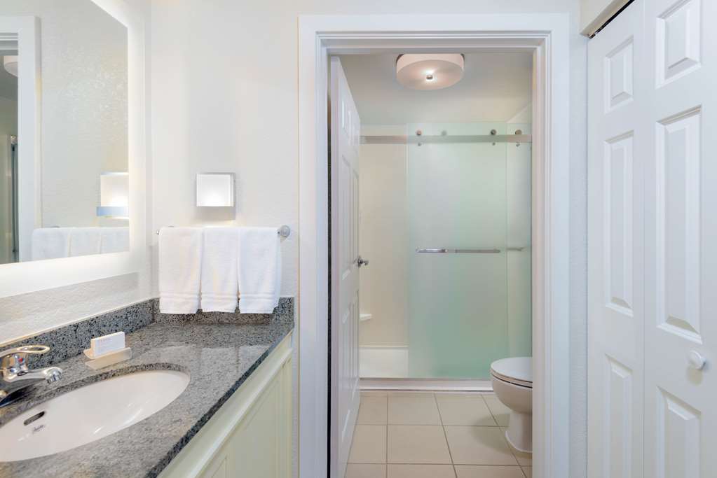 Guest room bath