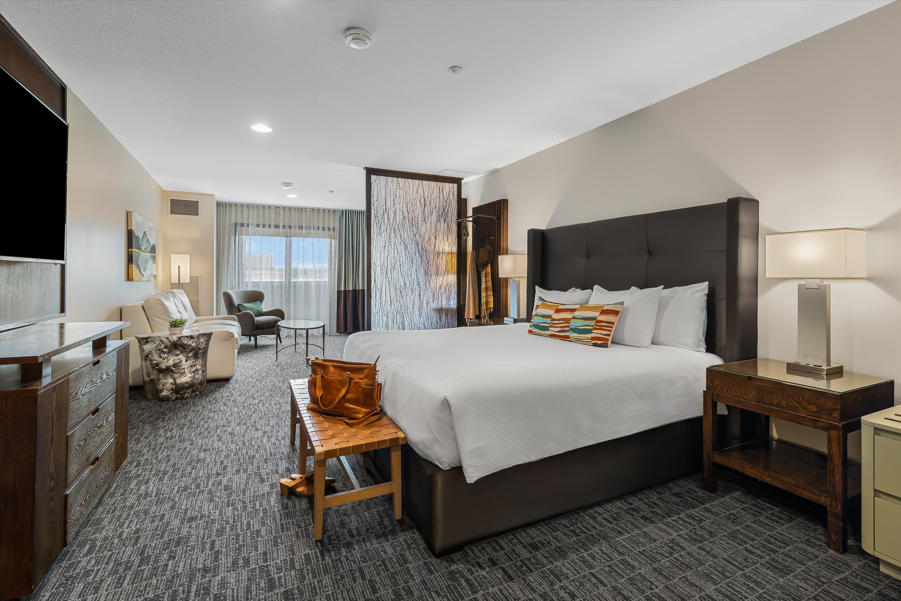 Oxford Hotel Bend is the only nationally recognized boutique four-diamond hotel in Central Oregon. Our upscale accommodations offer an organic fusion of sustainability with luxurious amenities and incomparable service.