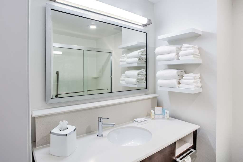 Guest room bath