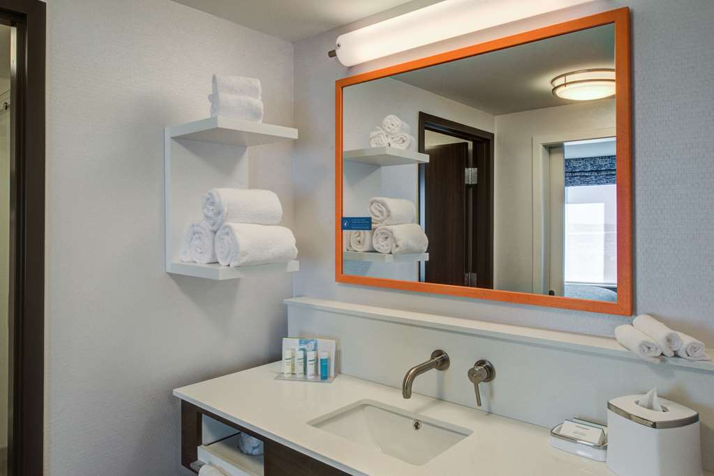 Guest room bath
