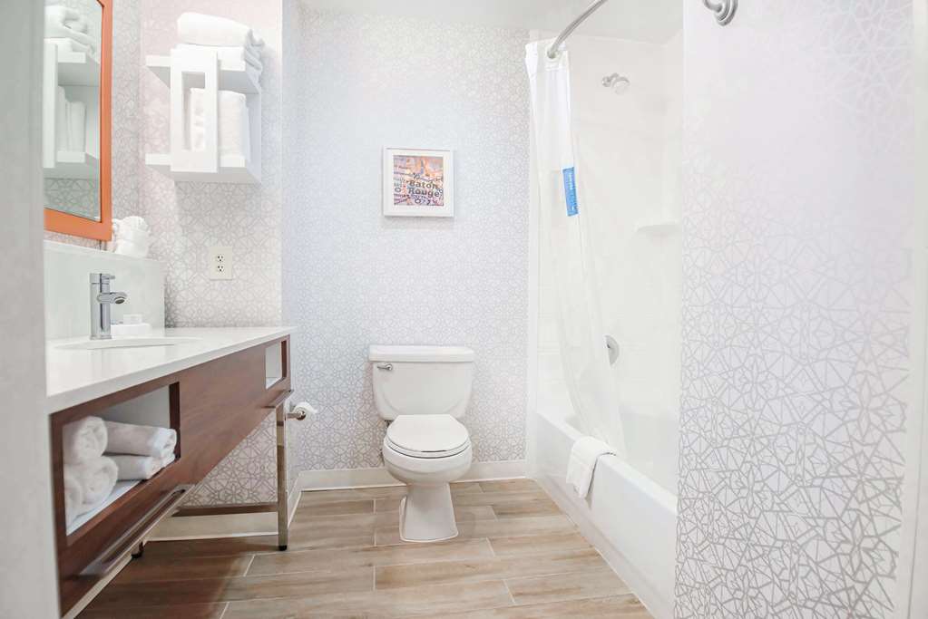 Guest room bath
