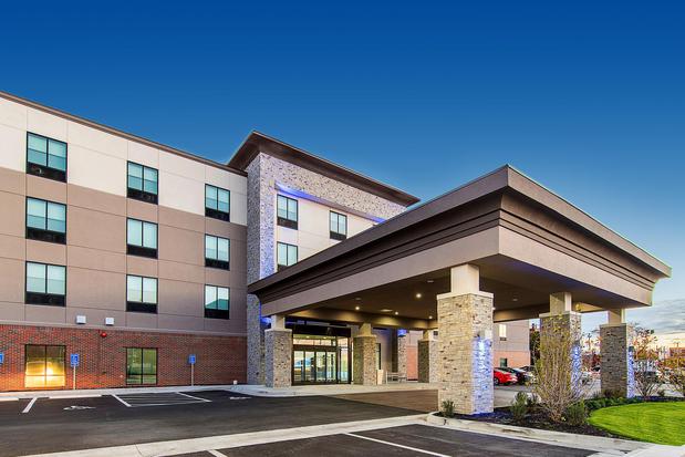 Images Holiday Inn Express & Suites Atchison, an IHG Hotel