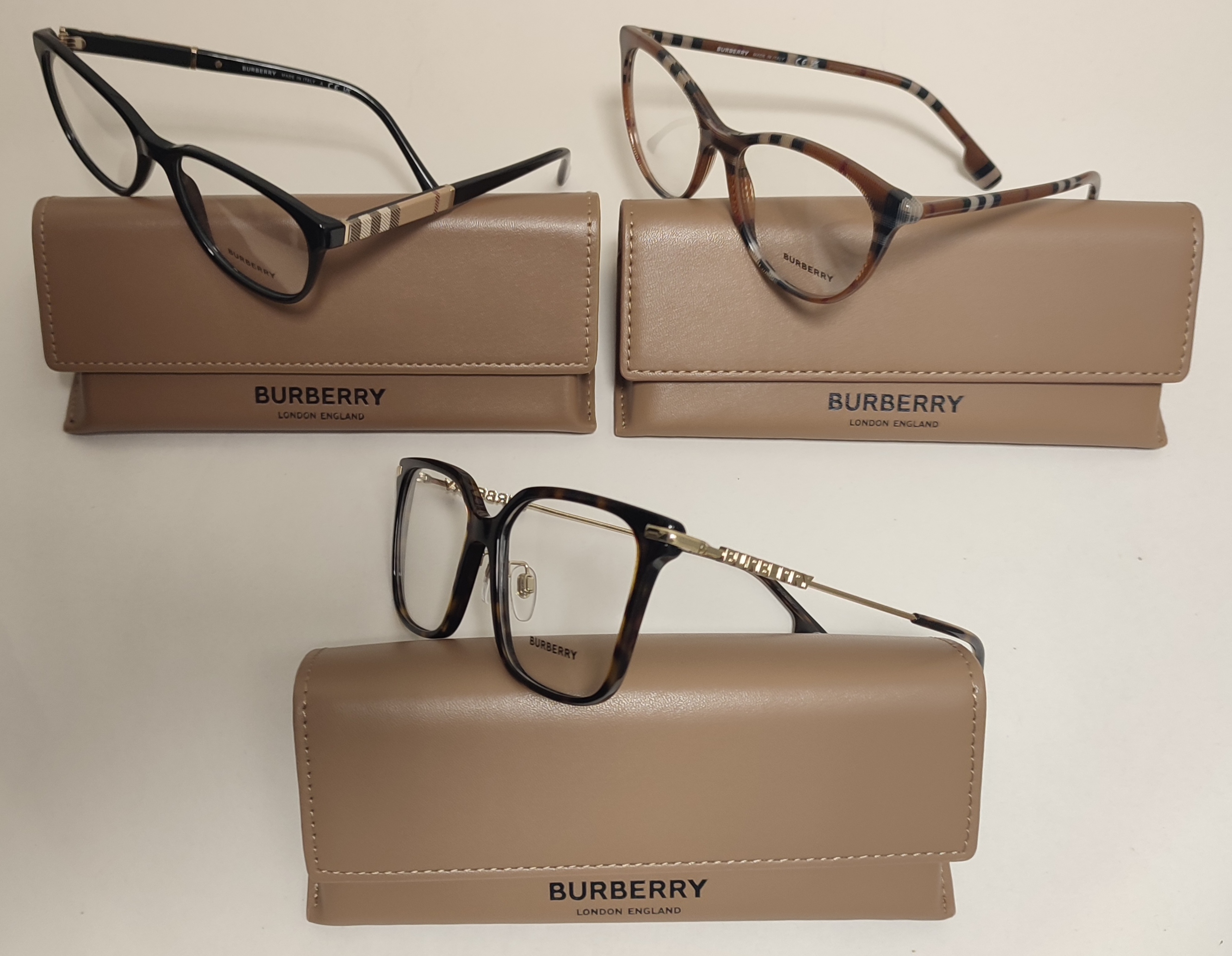 Fabriquées avec soin, ces lunettes allient parfaitement mode et confort pour vous offrir un style à la fois chic et fonctionnel. Fabriquées avec soin, ces lunettes allient parfaitement mode et confort pour vous offrir un style à la fois chic et fonctionnel.