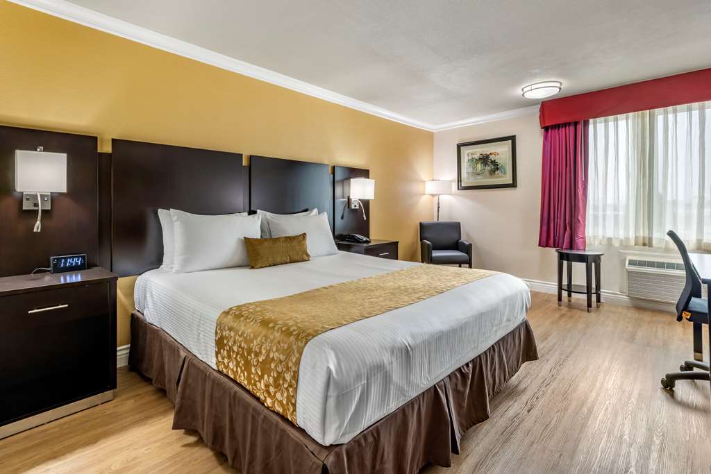 Room with One King Bed Best Western Plus South Bay Hotel Lawndale (310)973-0998